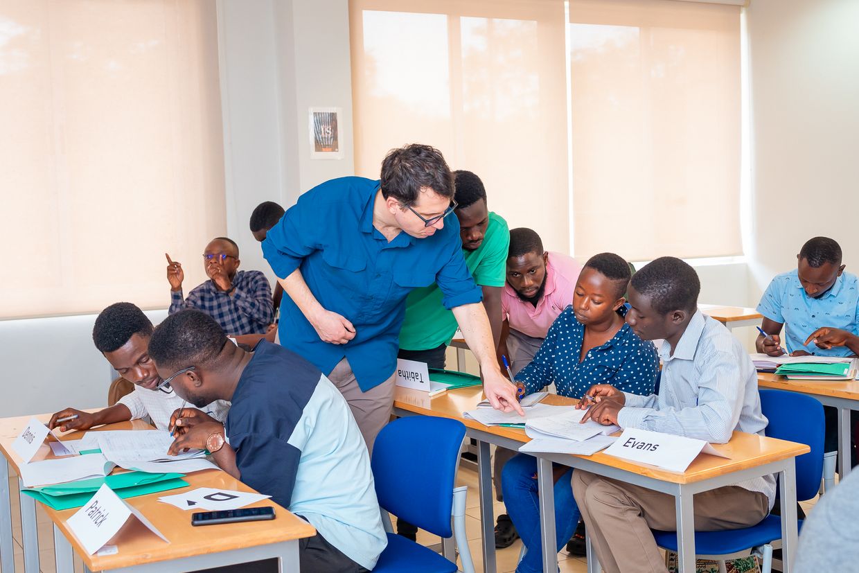 Snapshot in class. The professor explains something to the students.